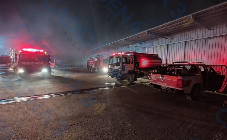 FOTO: Voraz incendio en una planta de tanques en Roldán.