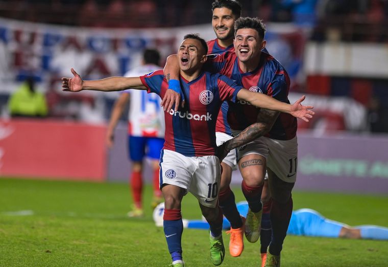 Barrios festeja su gol, el cuarto del