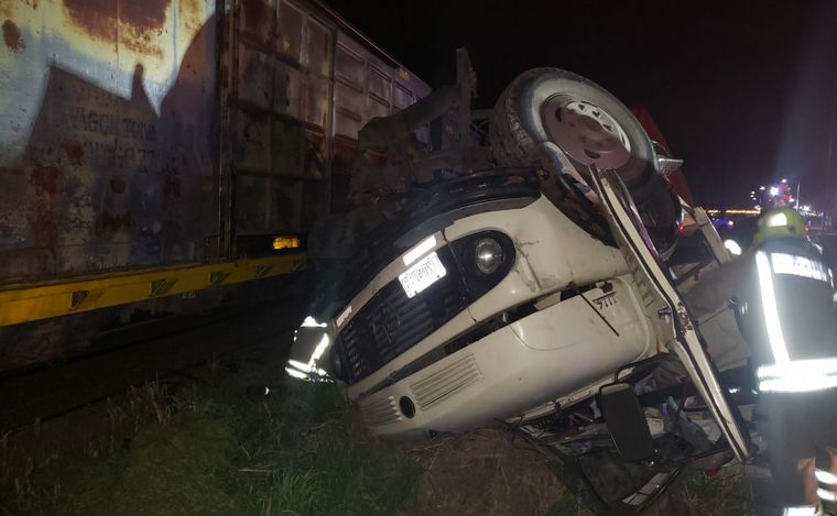 FOTO: San Lorenzo: choque entre tren y camión dejó un muerto y dos heridos.