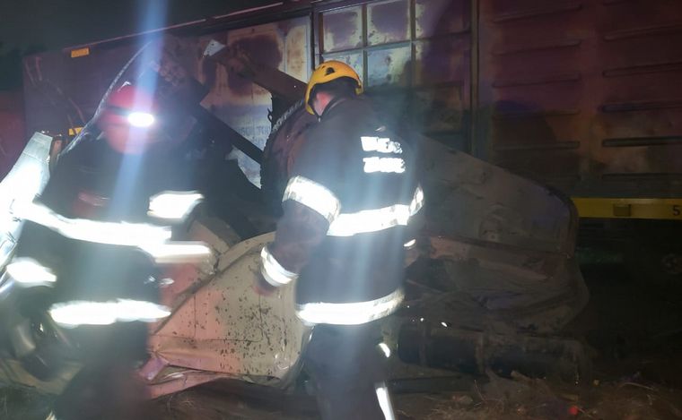San Lorenzo: choque entre tren y camión dejó un muerto y dos heridos.