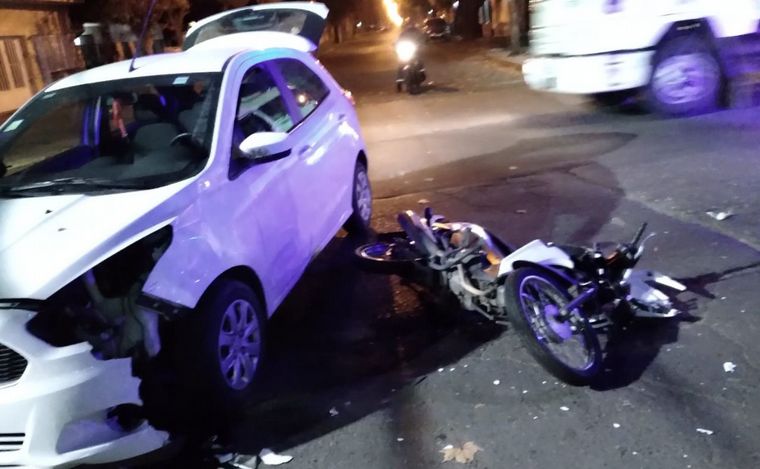 Fuerte choque entre el Fiesta y la Wave. En la esquina hay un semáforo.