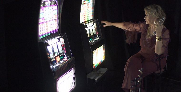 Máquinas tragamonedas, despersonalización y ludopatía en