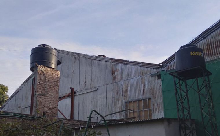 Parte del galpón se prendió fuego. Los Bomberos actuaron rápidamente.