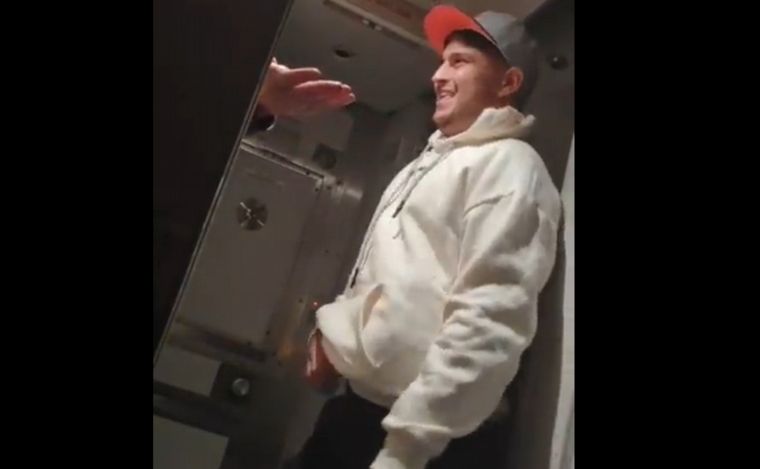 Un pasajero armó un escándalo pidiendo que aterrice el avión (Foto: captura).