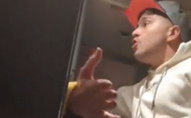 Un pasajero armó un escándalo pidiendo que aterrice el avión (Foto: captura).