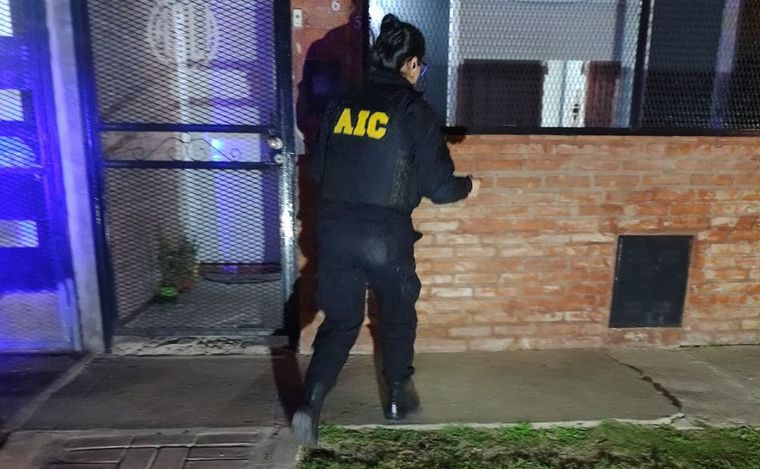 FOTO: La Agencia de Investigación Criminal (AIC) en la casa baleada.