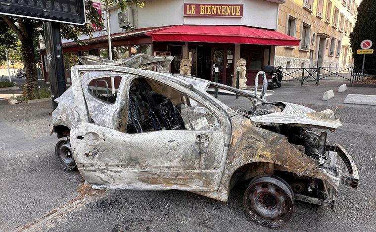 Gobierno de Francia estima más de 2.000 autos quemados en las protestas. (Foto: NA)