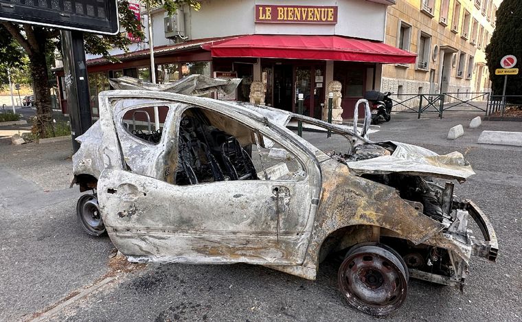 FOTO: Gobierno de Francia estima más de 2.000 autos quemados en las protestas. (Foto: NA)