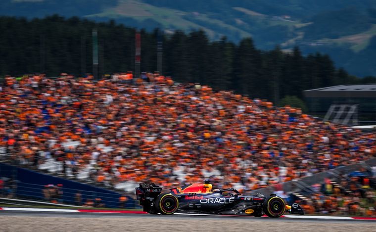 FOTO: Verstappen hizo la pole, estará apoyado por la 'armada naranja' todo el fin de semana