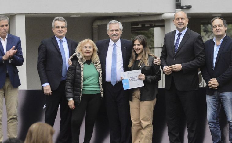 Alberto Fernández entregó en Santa Fe la vivienda 115.000 de su gestión. 