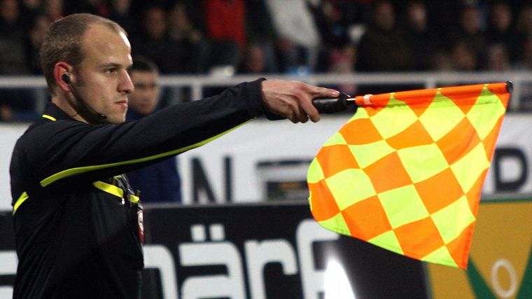 La FIFA busca implementar una nueva regla en los fuera de juego.