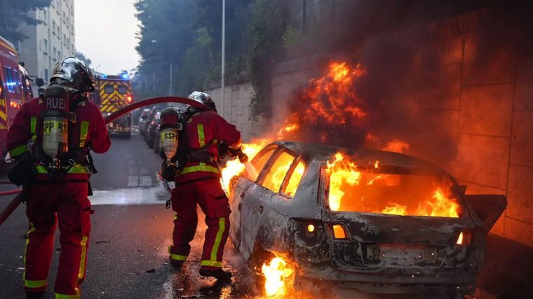 FOTO: Caos de violencia en Francia: asaltan una armería y Mbappé pide “no destrocen