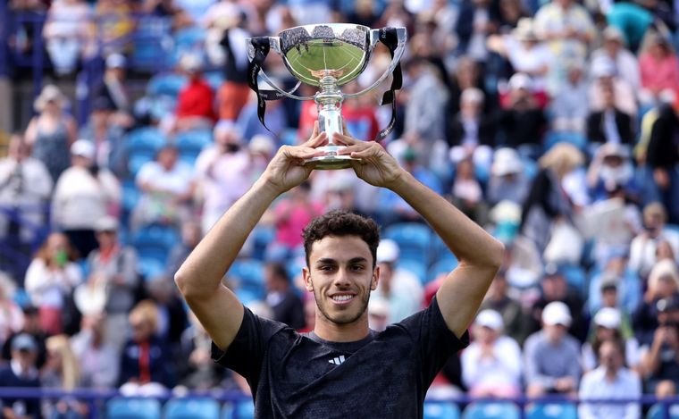 Francisco Cerúndolo, campeón sobre el césped inglés de Eastbourne.