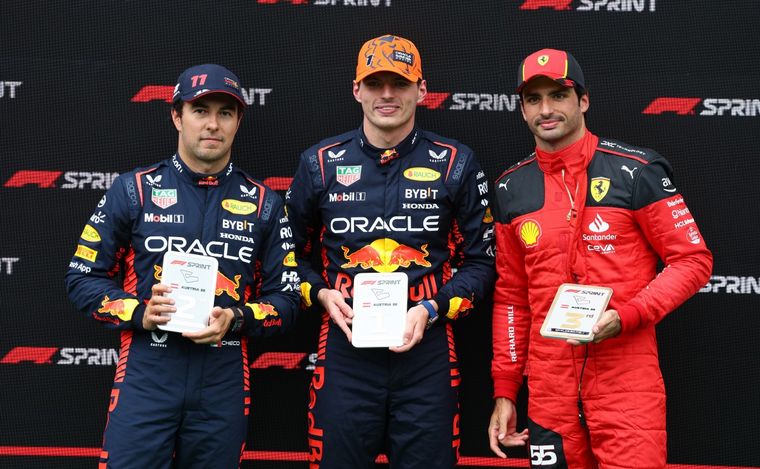 FOTO: Verstappen, Pérez y Sainz en el podio del F1 Sprint en Spielberg