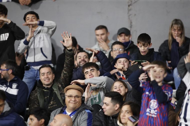 Los hinchas de Talleres coparon las tribunas del Kempes.