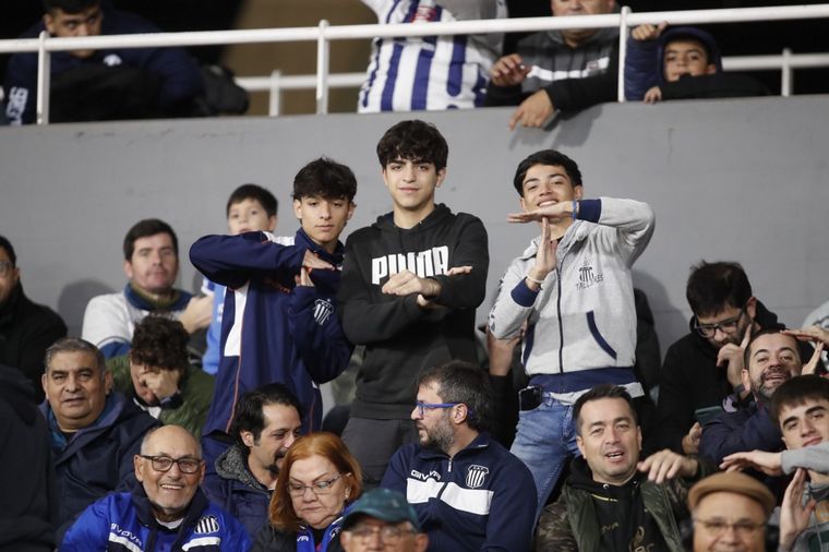 Los hinchas de Talleres coparon las tribunas del Kempes.