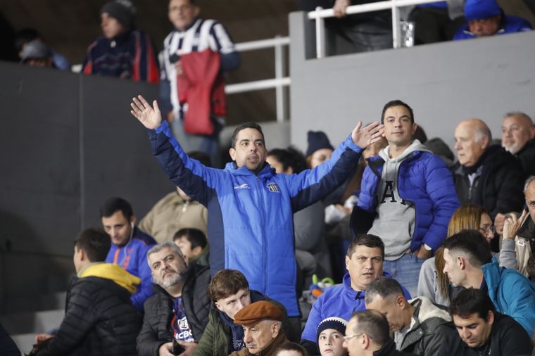 Los hinchas de Talleres coparon las tribunas del Kempes.