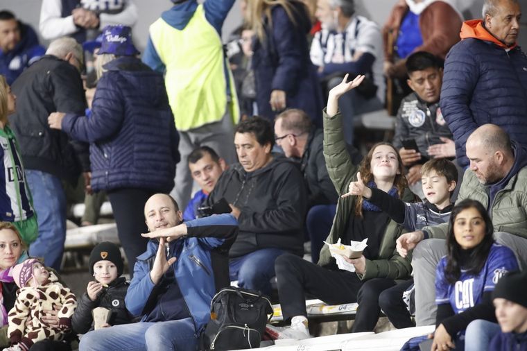Los hinchas de Talleres coparon las tribunas del Kempes.