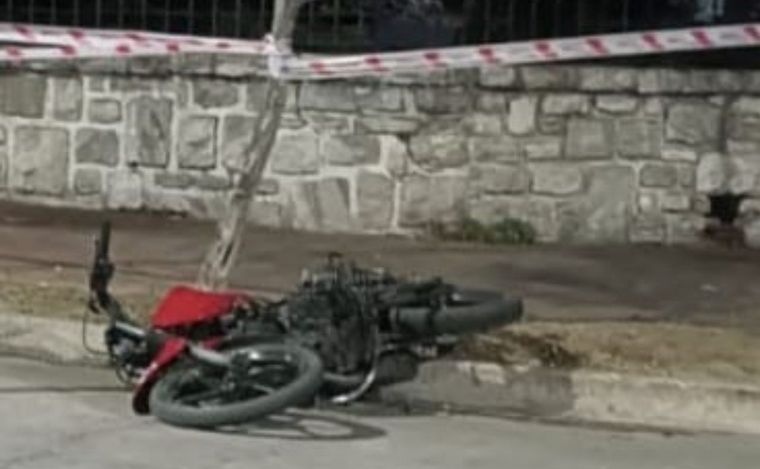 FOTO: La motocicleta impactada por la camioneta en la avenida Edén.