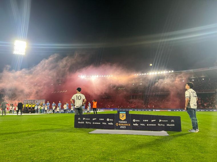 Una multitud le dio una espectacular bienvenida a los equipos.