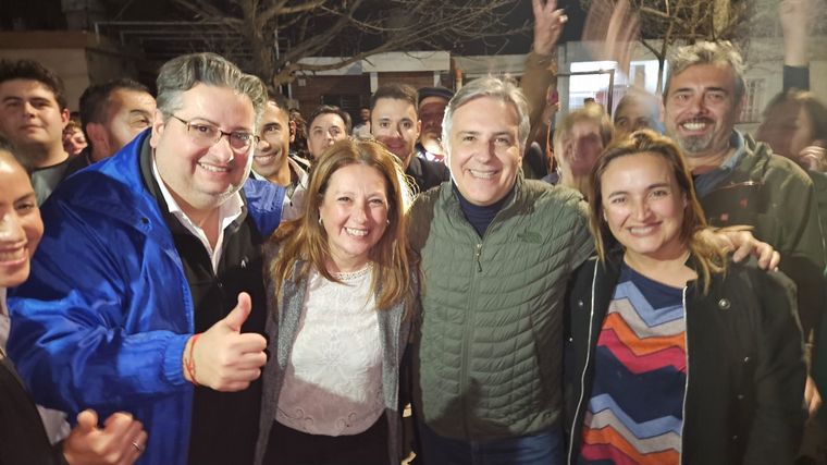 FOTO: Paola Nanini (en el centro) celebró junto a Martín Llaryora y Myrian Prunotto. 