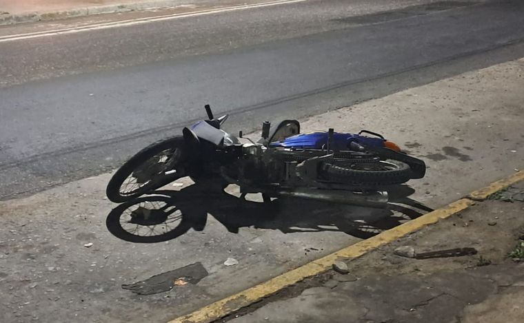 FOTO: La motociclista se llevó la peor parte, pero el accidente no pasó a mayores.