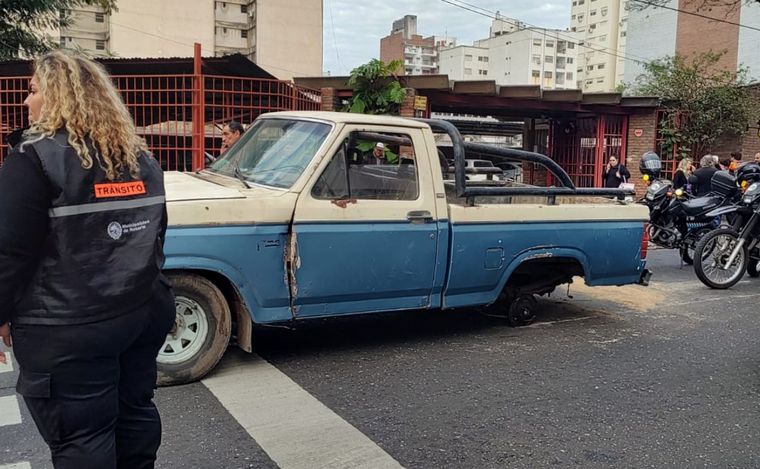 La camioneta perdió la cubierta en plena marcha.