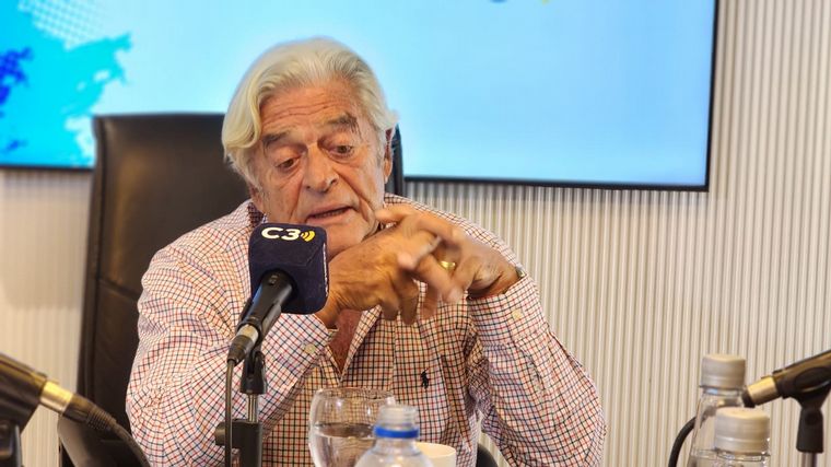 Luis Alberto Lacalle Herrera, de visita en el estudio de Cadena 3. 