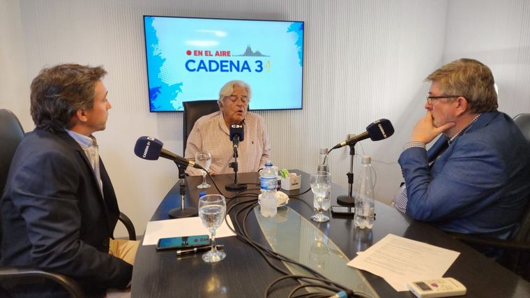 FOTO: Luis Alberto Lacalle Herrera, de visita en el estudio de Cadena 3. 