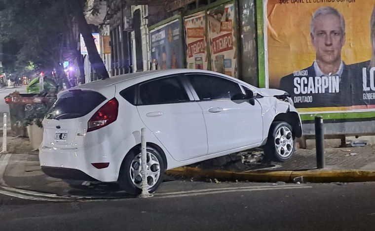 FOTO: El Ford Fiesta blanco quedó destruido tras impactar contra la ochava.