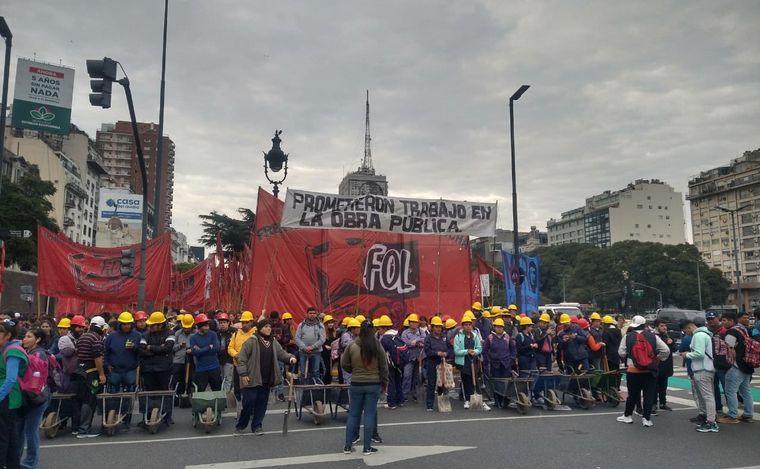 Marcha de organizaciones sociales en la Av. 9 de Julio. (Foto: Orlando Morales)