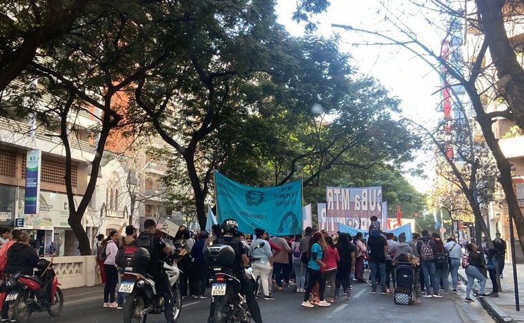 Protesta de piqueteros en Córdoba. (Foto: Celeste Benecchi/Cadena 3)