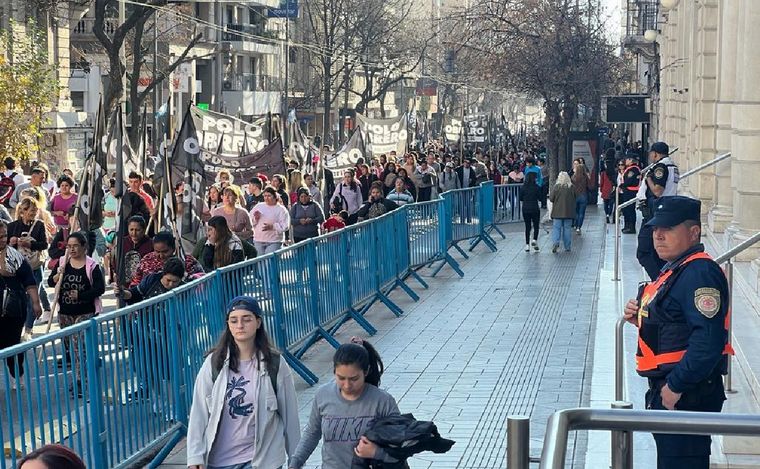 Protesta de piqueteros en Córdoba. (Foto: Daniel Cáceres/Cadena 3)