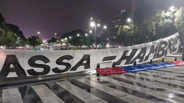 Piqueteros acamparon varias horas al frente de Desarrollo Social en CABA.