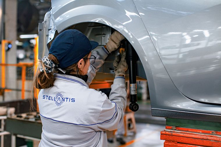FOTO: Stellantis lidera en producción y ventas con  Peugeot 208 y Fiat Cronos