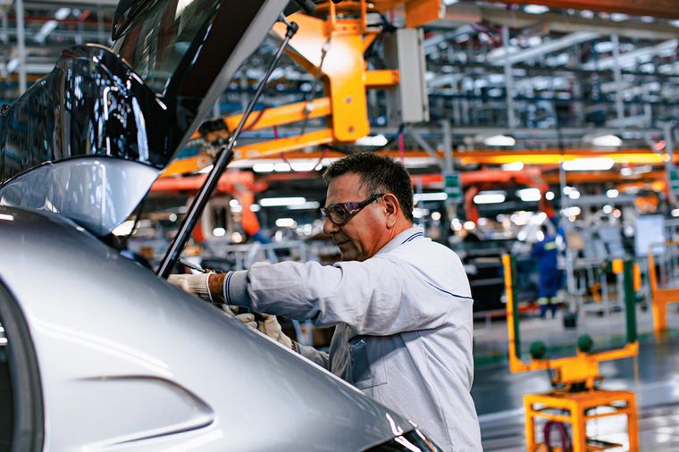 Stellantis lidera en producción y ventas con  Peugeot 208 y Fiat Cronos