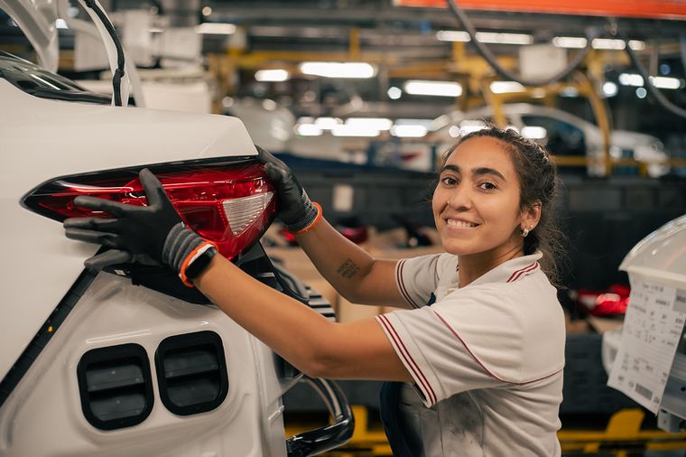 Stellantis lidera en producción y ventas con  Peugeot 208 y Fiat Cronos