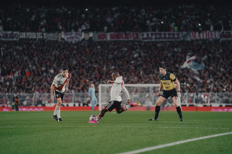 El uruguayo fue la figura del encuentro y River se alejó a 11 puntos del segundo