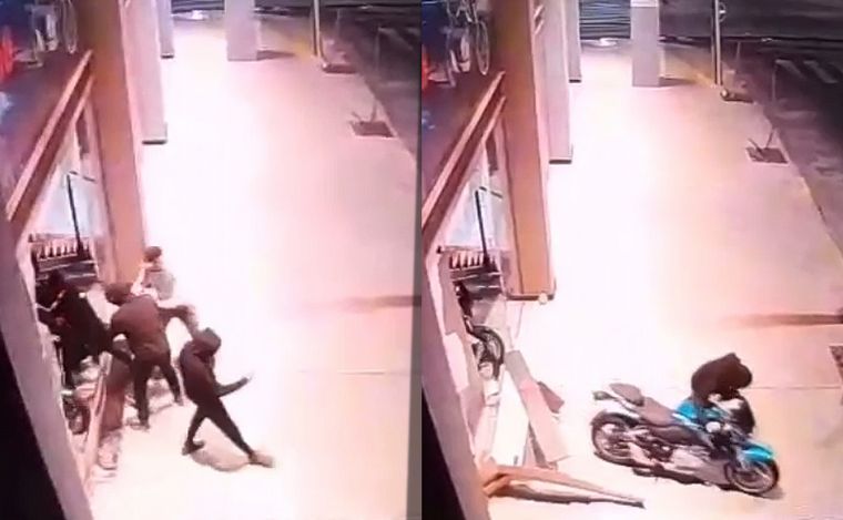 El momento en que los delincuentes se llevan las motos.