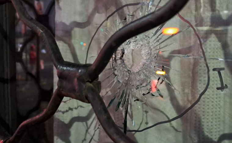 Uno de los 8 disparos que impactó contra el frente del bar.