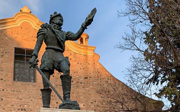 La figura de bronce de Jerónimo Luis de Cabrera mide 2.70 metros.