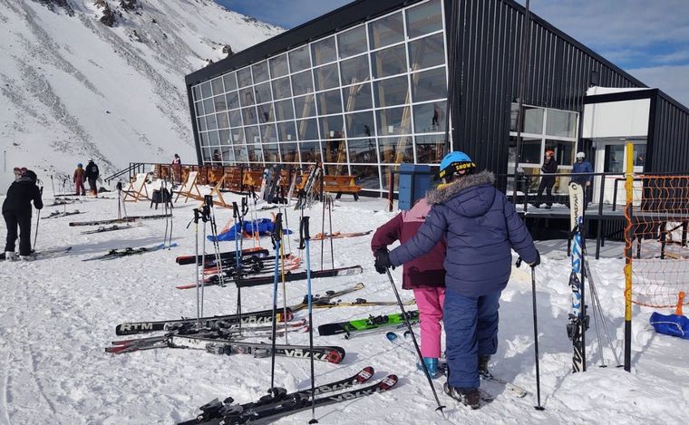 FOTO: Lucas Correa en el Operativo Invierno: Cuánto sale esquiar en Esquel 