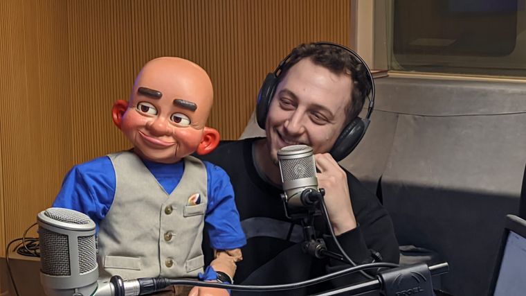 Martín Chesini visitó los estudios de la radio junto a Humberto Primo.