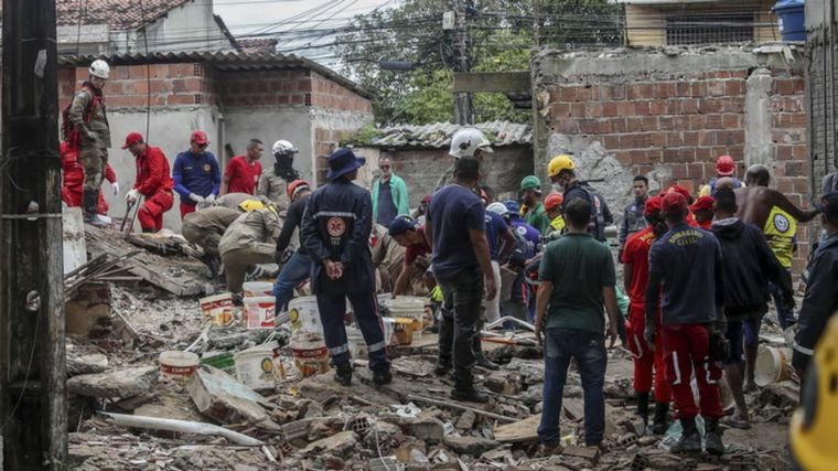 FOTO: Ocho muertos y varias personas atrapadas por el derrumbe de edificio en Brasil