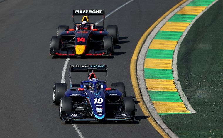 Colapinto, delante de Montoya cuando tomó la punta para su primera victoria