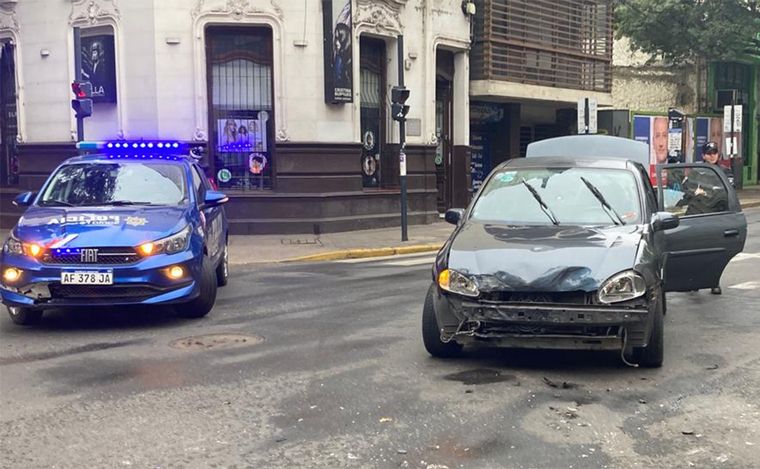 FOTO: Fuerte choque entre un patrullero y un auto particular en el centro de Rosario.