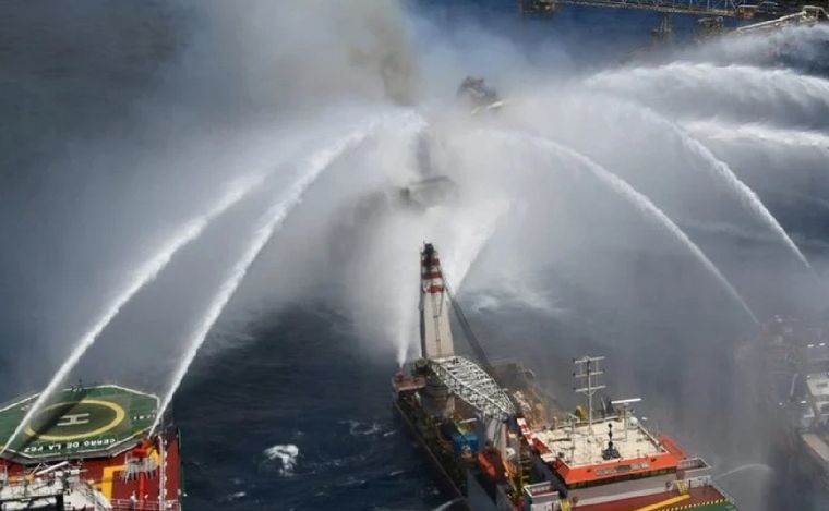 Dos muertos y varios heridos tras una explosión en una plataforma en México. (Clarín)