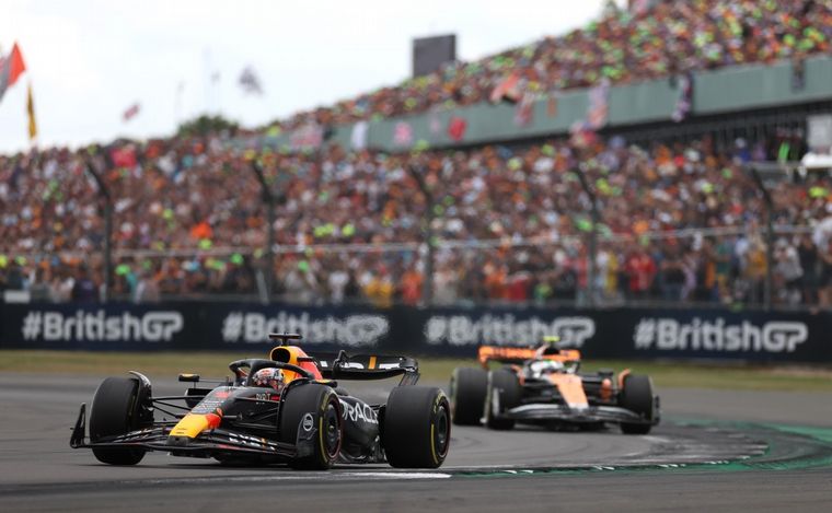 Max perdió la largada con Lando, pero la recuperó con el DRS