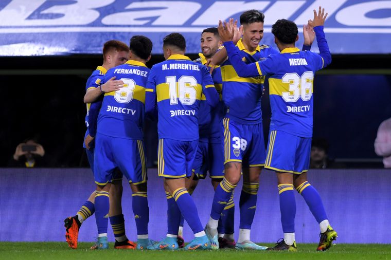 FOTO: Los jugadores de Boca celebran el gol de Luis Vázquez.