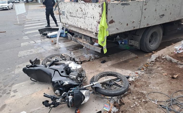 La moto no quedó debajo del camión por centímetros.